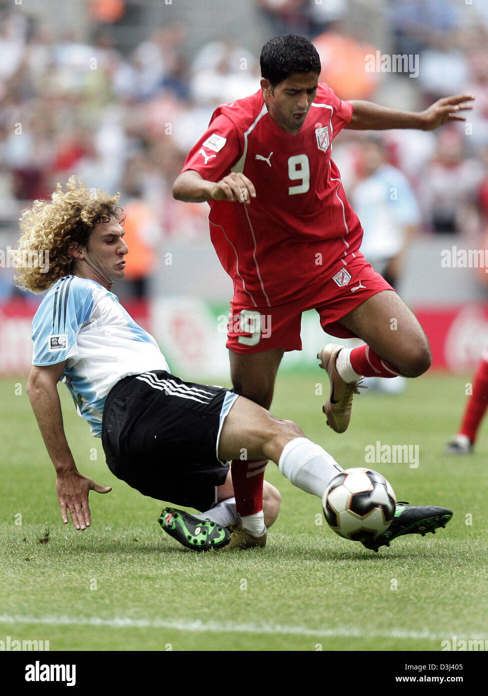 (Dpa) - il calcio argentino player Fabricio Coloccini (L) combatte per la palla con Tunesian Haykel Guemamdia durante la partita di apertura della FIFA Confederations Cup Argentina vs Tunisia a Colonia, Germania, 15 giugno 2005. Foto Stock