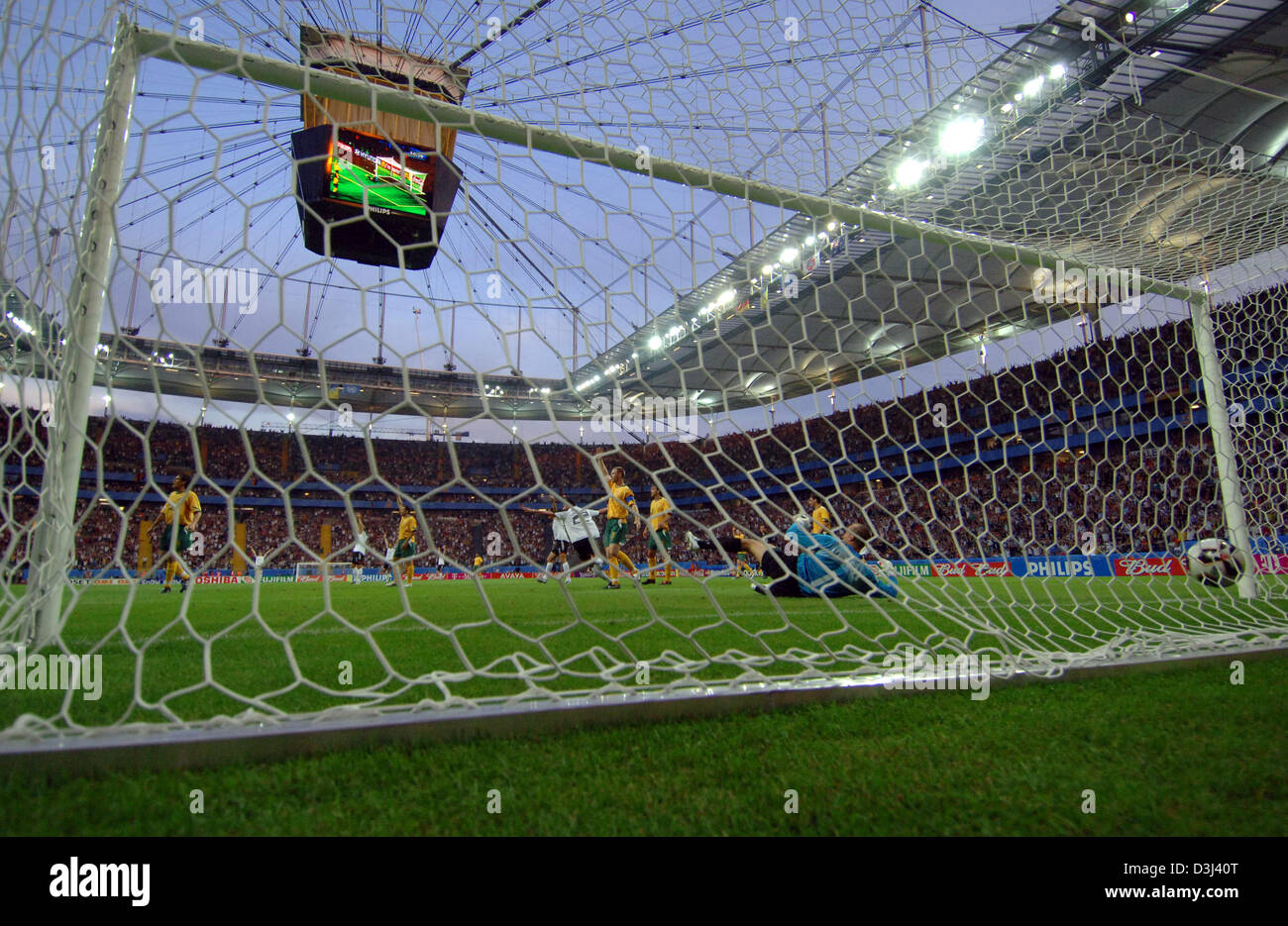 (Dpa) - avanti tedesco Kevin Kuranyi punteggi 1-0 conduttore durante la partita di apertura della FIFA Confederations Cup di Germania v Australia a Francoforte, Germania, 15 giugno 2005. Foto Stock