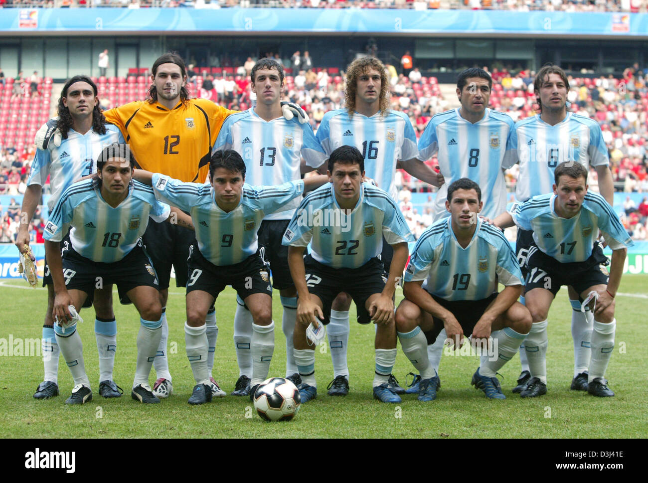 (Dpa) - il calcio argentino team: (in primo piano L-R) Mario Santana, Javier Saviola, Luciano Galletti, Maximiliano Rodriguez, Lucas Bernardi e nella parte posteriore (L-R) Juan Sorin, Tedesco Lux, Gonzalo Rodriguez, Fabricio Coloccini, Juan Riquelme, Gabriel HEINZE prima della loro corrispondenza alla FIFA Confederations Cup Argentina vs Tunisia a Colonia, Germania, 15 giugno 2005. Foto Stock