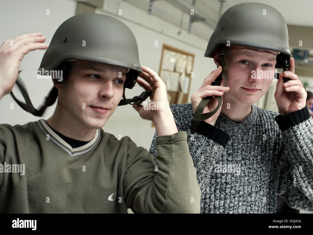 (Dpa) - Due coscritti controllare il montaggio dei loro caschi: vestirsi dei militari di leva presso la caserma Knuell in Schwarzenborn, Germania, 4 aprile 2005. Foto Stock