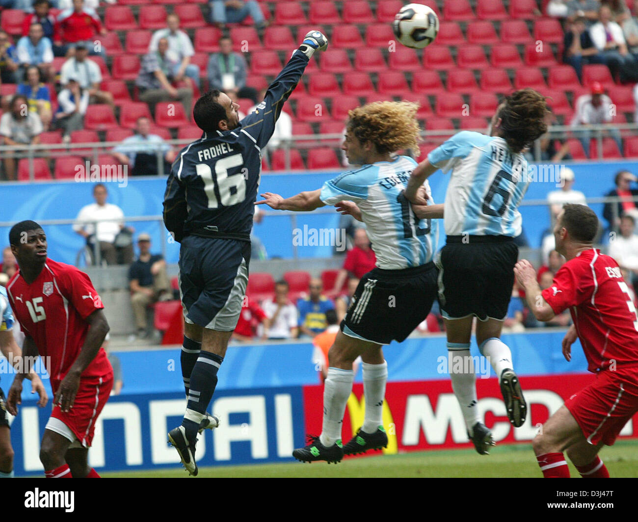 (Dpa) - Tunesian goalie Fadhel Khaled (2 L) tenta di ottenere la palla in una lotta in Argentina i giocatori di calcio Fabricio Coloccini (C) e Gabriel HEINZE (seconda R) durante la partita di apertura della Confederations Cup Argentina vs Tunisia a Colonia, Germania, mercoledì 15 giugno 2005. Foto Stock