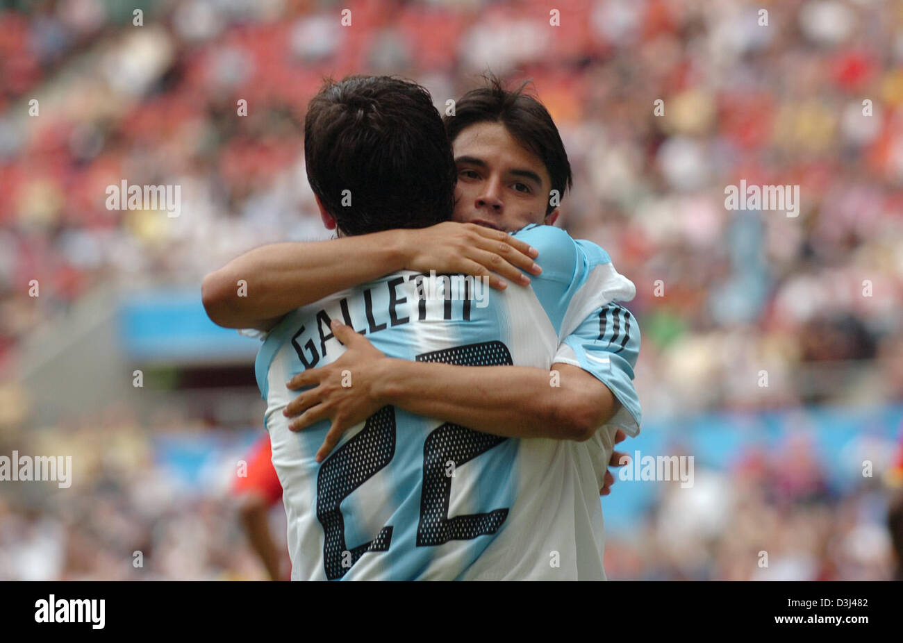 (Dpa) - Argentine il giocatore di calcio Luciano Galletti (retro) abbraccia il suo compagno di squadra (NON IDENTIFICATO) dopo il secondo obiettivo durante la partita di apertura della Confederations Cup torneo vs Argentina Tunisia a Colonia, Germania, 15 giugno 2005. Foto Stock