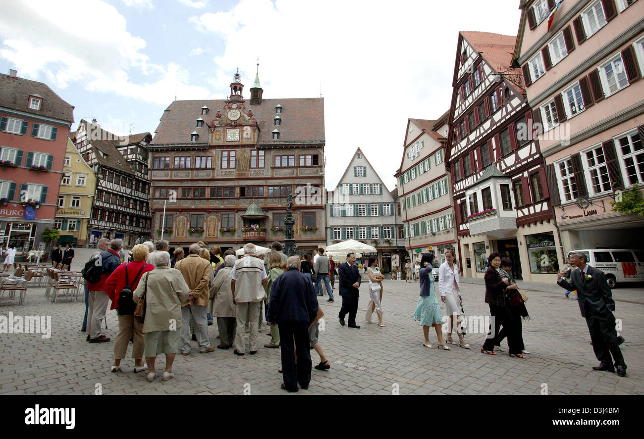 (Dpa) - La storica piazza del mercato con il municipio nella città universitaria Tuebingen, Germania, il 9 giugno 2005. Foto Stock