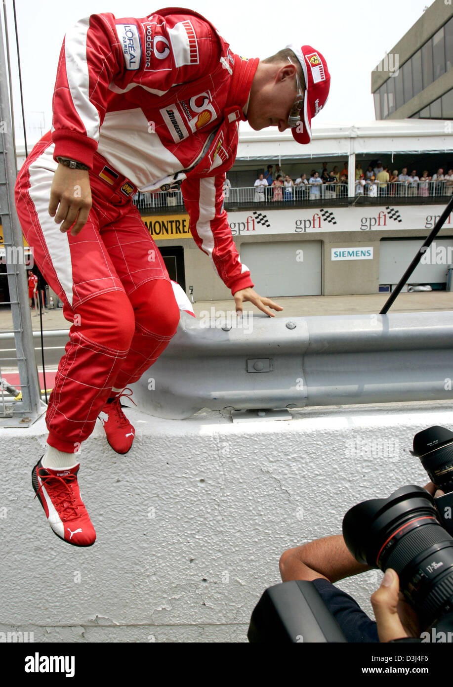 (Dpa) - Tedesco pilota di Formula Uno Michael Schumacher della Ferrari salta alla parete del pozzo prima dell' inizio della F1 nel Gran Premio del Canada alla gara canadese via Gilles Villeneuve a Montreal, Canada, 12 giugno 2005. Foto Stock