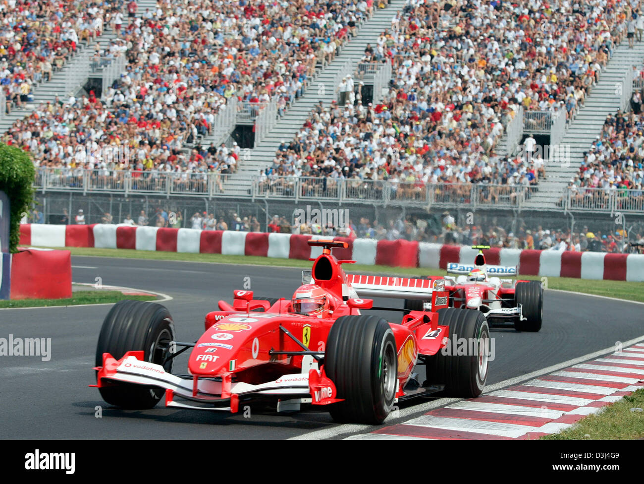 (Dpa) - Tedesco pilota di Formula Uno Michael Schumacher della Ferrari (F) e Ricardo Zonta della Toyota in azione durante la seconda sessione di prove libere al Canadian circuito di Formula Uno Gilles Villeneuve a Montreal, Canada, 10 giugno 2005. Il Gran Premio di Formula Uno del Canada inizia qui la domenica, 12 giugno 2005. Foto Stock