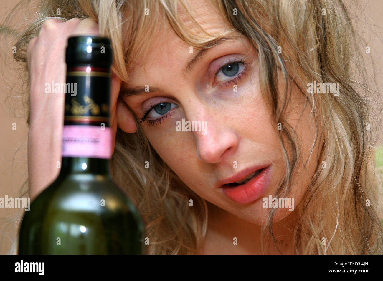 (Dpa) file - Le Poste foto, datata 6 maggio 2005, mostra una giovane donna con bottiglia di vino in Gescher, Germania. Foto Stock