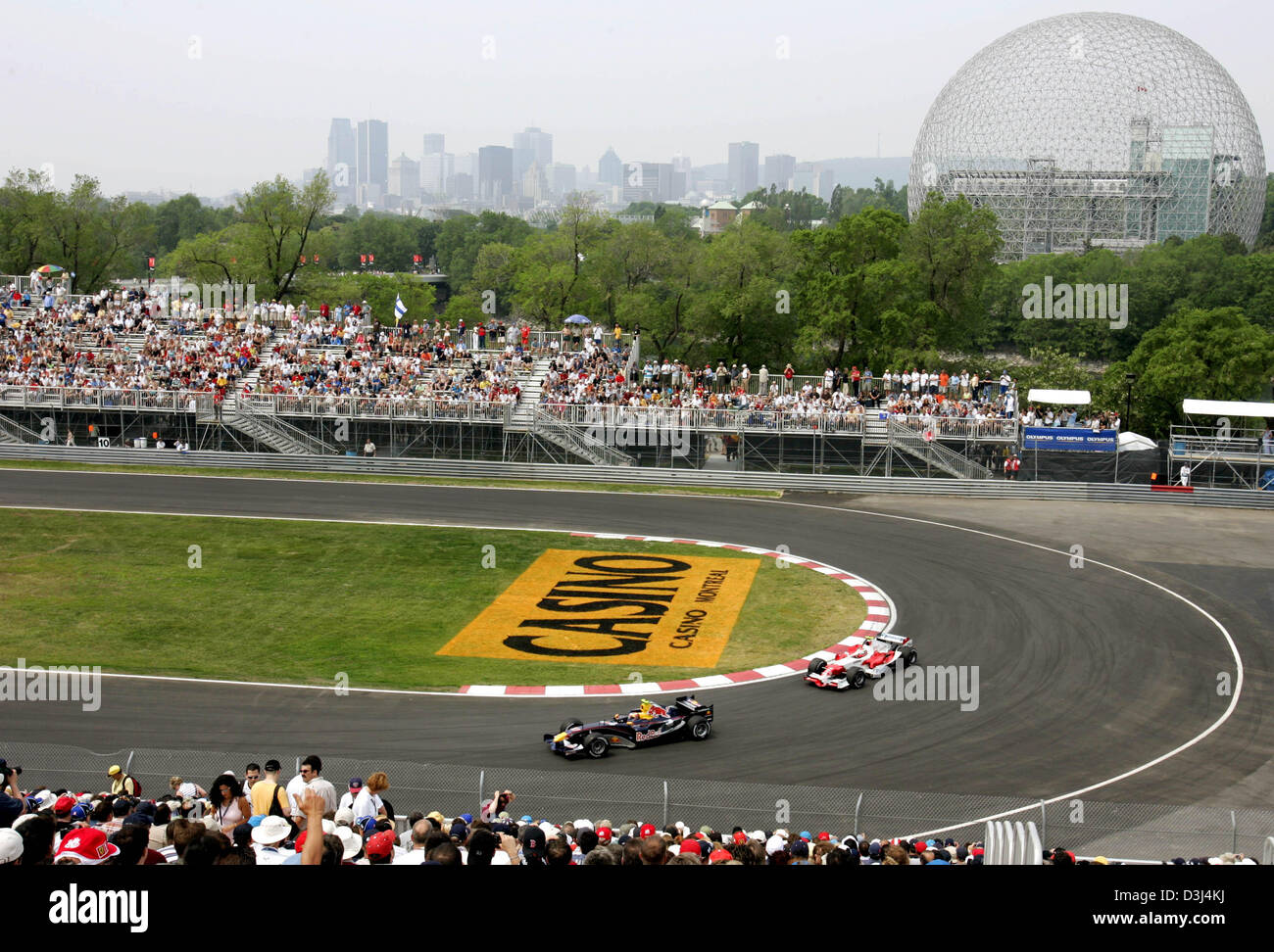 La foto mostra American driver di Formula Uno Scott Speed della Red Bull Racing (L) e Ricardo Zonta della Toyota (R) in azione durante la prima sessione di prove libere a gara canadese via Gilles Villeneuve a Montreal, Canada, Venerdì, 10 giugno 2005. Il Gran Premio di F1 di Canada inizia qui la domenica, 12 giugno 2005. Foto Stock