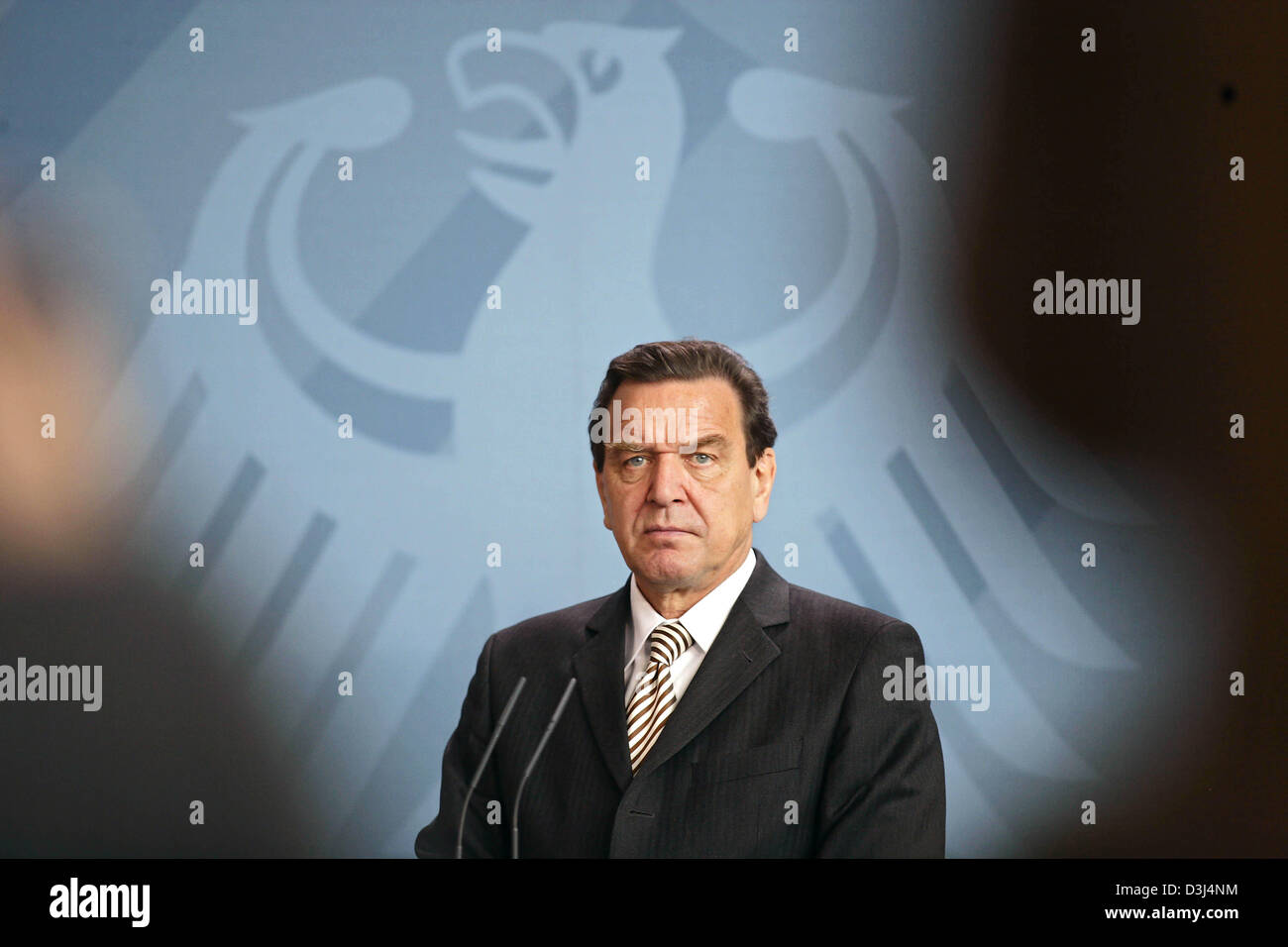 (Dpa) - Il cancelliere tedesco Gerhard Schroeder si erge davanti al tedesco aquila federale durante la conferenza stampa con la Macedonia il primo ministro Vlado Buckowski in cancelleria in Berlino, mercoledì 8 giugno 2005. Foto Stock