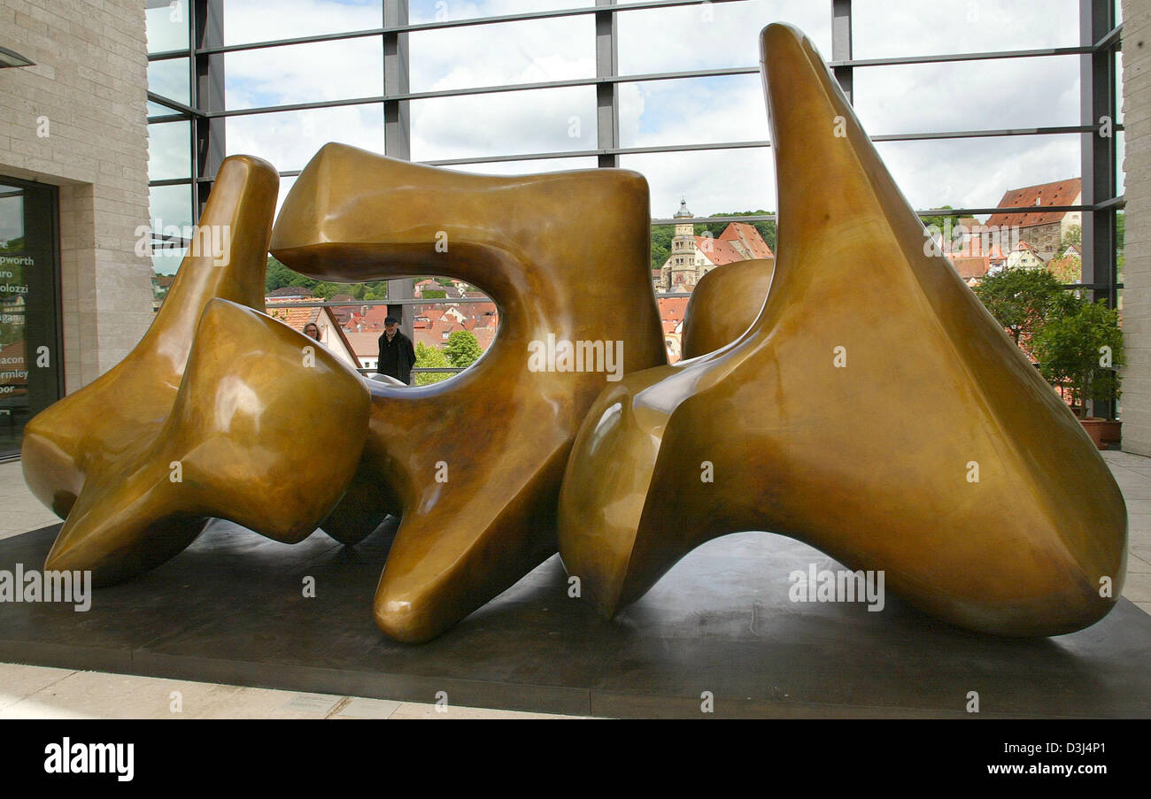 (Dpa) - La scultura intitolata 'tre pezzi vertebre scultura' dal 1968 dall'artista inglese Henry Moore sorge sul display in Wuerth art gallery di Schwaebisch Hall, Germania, martedì, 07 giugno 2005. Lo sviluppo del xx secolo British scolpitura è il tema principale di una mostra presso la galleria d'arte di Schwaebisch Hall, che si apre il 08 giugno 2005. La mostra i luoghi di un processore EMP Foto Stock