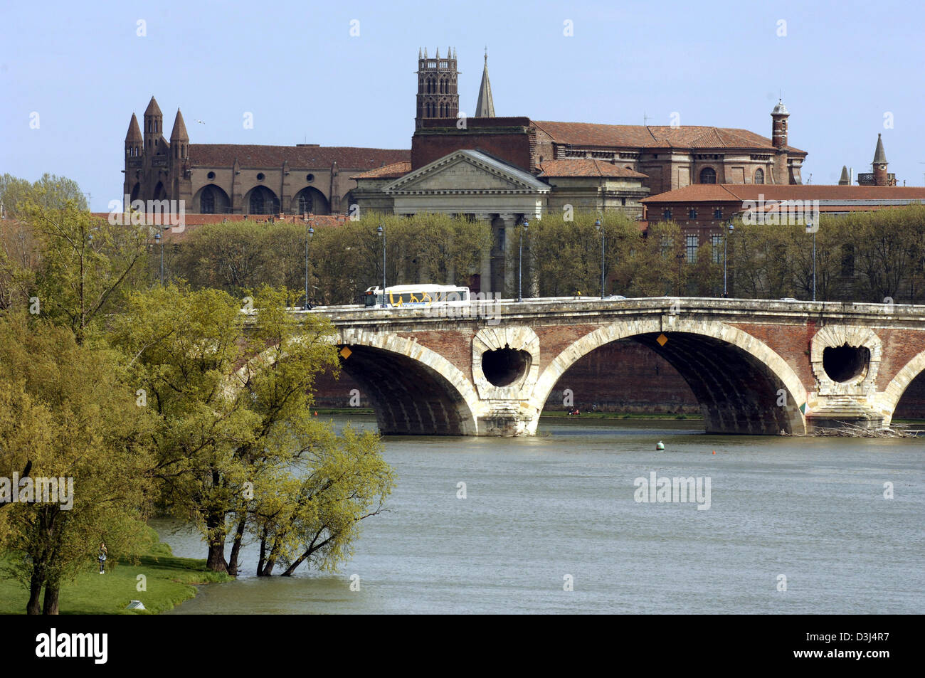 (Dpa) - Una vista del Pont Neuf attraverso il fiume Garonne a Tolosa, Francia, 23 aprile 2005. Foto Stock