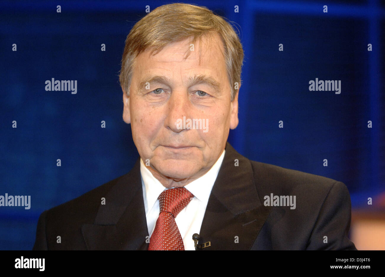 (Dpa) - l'immagine mostra economia federale Ministro Wolfgang Clement sorridendo debolmente durante la TV tedesca talkshow 'Sabine Christiansen" di Berlino, Germania, il 5 giugno 2005. Il talkshow ha avuto come tema "Elezioni o cambiare la Germania?". Foto Stock