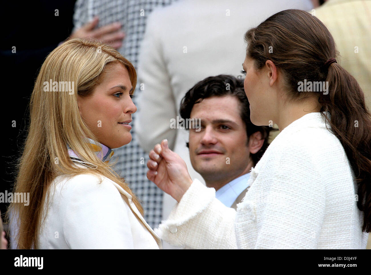 (Dpa) - (L) principessa Madeleine, Principe Carl Philip e la Principessa Victoria di Svezia chat con a vicenda per partecipare alla riunione di famiglia di Bernadotte famiglia presso il castello di Sofiero, fuori Helsingborg, Svezia, 02 giugno 2005. Ex il re svedese Oscar II e la regina Sofia presentato Gustav-Adolf principe e principessa Margareta con il castello di Sofiero come un regalo di nozze alcuni 100 y Foto Stock