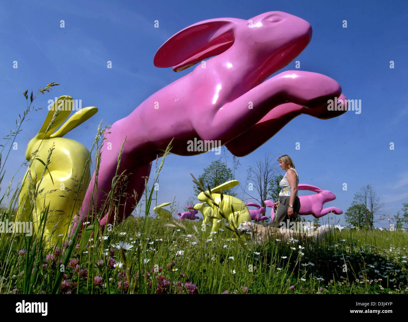 Ronzio umano interesse scultura passeggiando conigli lepre rosa giallo  germania immagini e fotografie stock ad alta risoluzione - Alamy