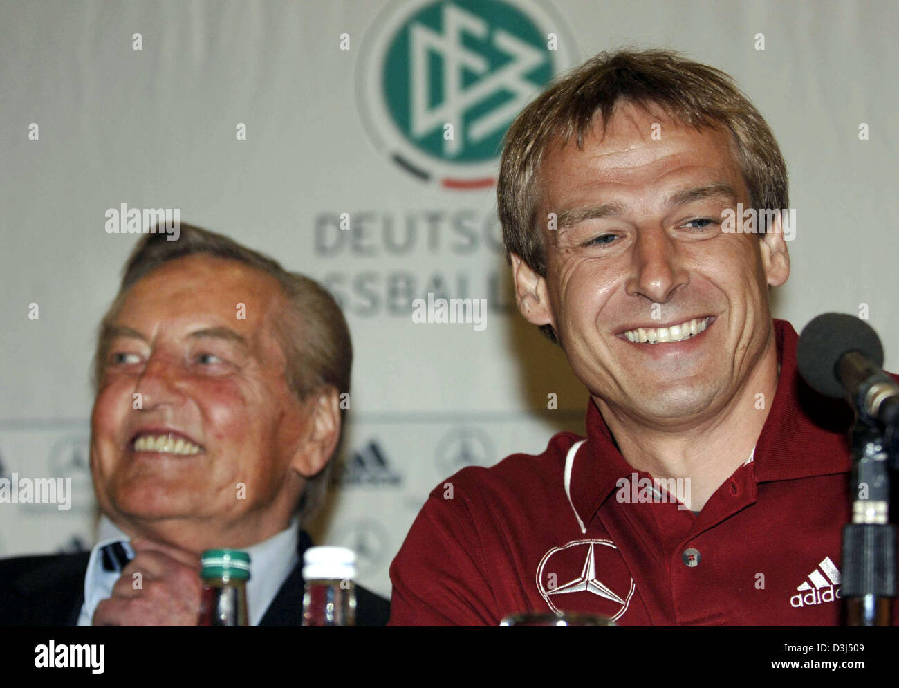 (Dpa) - Tedesco allenatore nazionale Juergen Klinsmann (R) e Gerhard Mayer-Vorfelder, Presidente del calcio tedesco federazione DFB, sorriso durante una conferenza stampa del tedesco della nazionale di calcio a Belfast, Irlanda del Nord, Venerdì, 03 giugno 2005. Il sabato, 04 giugno 2005, il team tedesco compete con l'Irlanda del Nord in una partita amichevole in Windsor Park Stadium di Belfast. Foto Stock