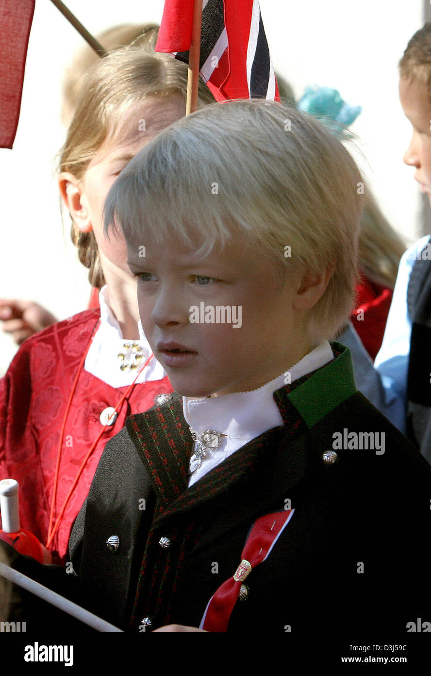 (Dpa) - Il Principe Marius (indietro, R), figlio di Crown Princess Mette-Marit, raffigurato durante il norvegese festa nazionale presso la famiglia reale ha la residenza in Skaugum, Oslo, Norvegia, 17 maggio 2005. (Paesi Bassi) Foto Stock