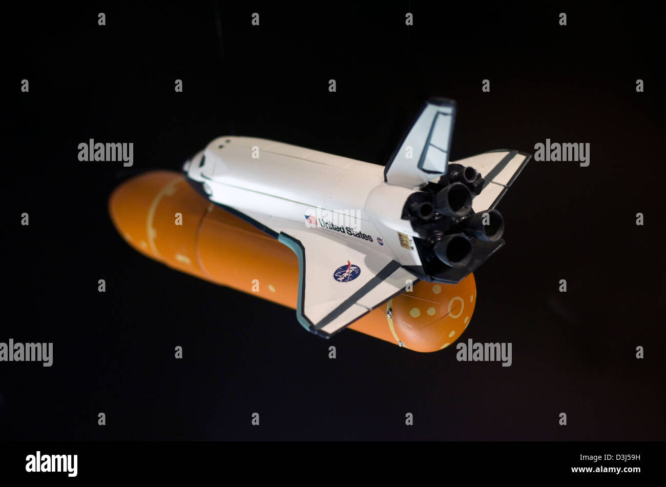 Lo Space Shuttle Orbiter (modello Tamiya) contro uno sfondo nero Foto Stock