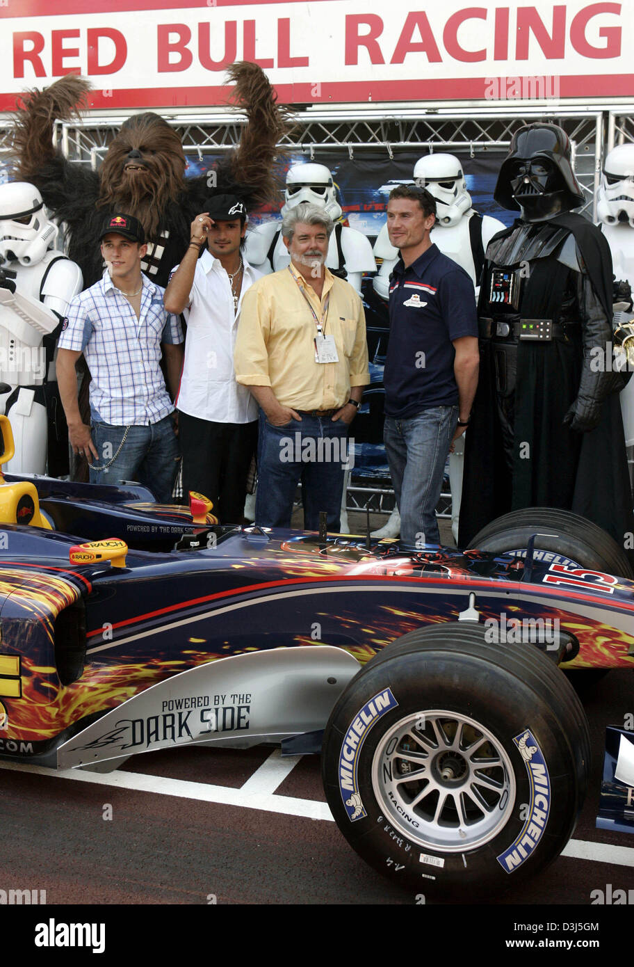 (Dpa) - film Star Wars personaggi sono in posa insieme con la Red Bull Racing i piloti di Formula 1 Christien austriaca Klien e lâ italiano Vitantonio Luizzi, regista George Lucas e Scottish pilota di Formula Uno David Coulthard (L-R) durante un photocall presso il Grand Prix di Monaco pit lane in Monte Carlo, Monaco, 20 maggio 2005. Foto Stock