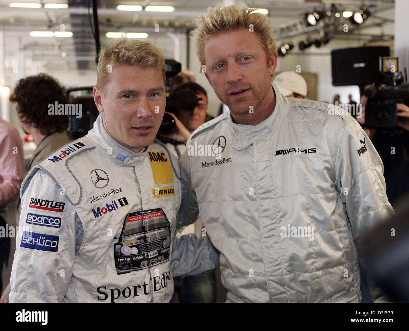 (Dpa) - Boris Becker e Mika Haekkinen pongono insieme nella parte anteriore della fotocamera prima di una trasmissione a Estoril, Portogallo, lunedì 16 maggio 2005. Eventi sportivi telaio il premio del Laureus World Sport Awards 2005. Sport gli uomini di tutto il mondo sono stati onorati. Foto Stock