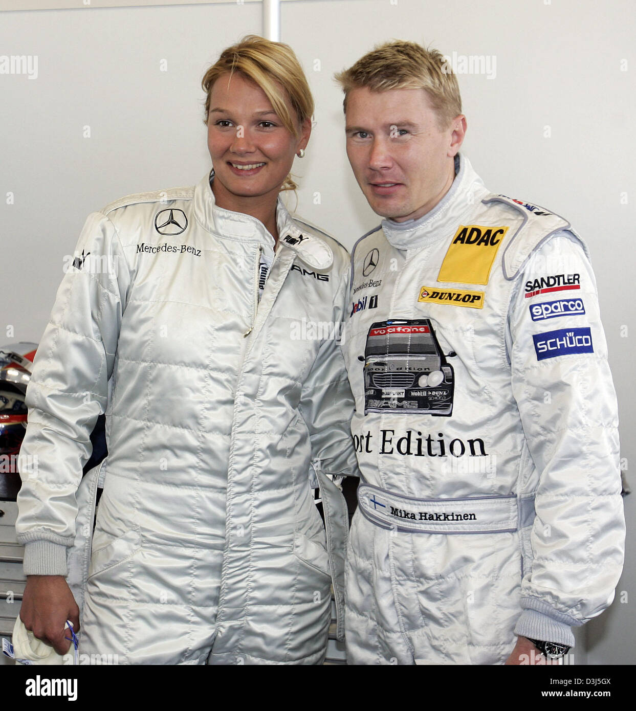(Dpa) - Franziska van Almsick e Mika Haekkinen pongono insieme nella parte anteriore della fotocamera prima di una trasmissione a Estoril, Portogallo, lunedì 16 maggio 2005. Eventi sportivi telaio il premio del Laureus World Sport Awards 2005. Sport gli uomini di tutto il mondo sono stati insigniti del premio. Foto Stock