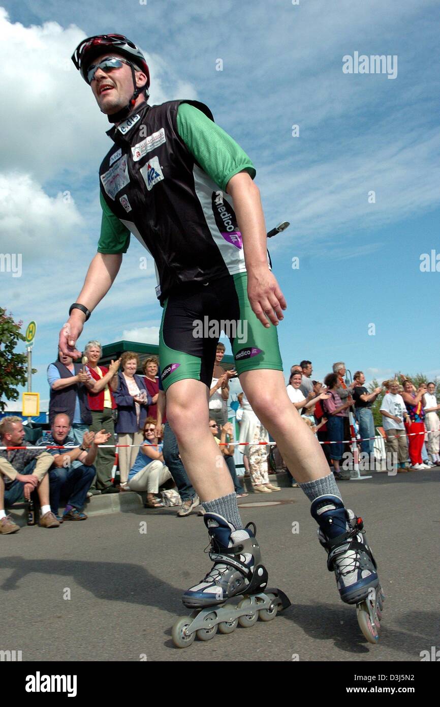 (Dpa) - Tedesco sport extreme fanatic Mathias Lillge pattini l ultima tappa del suo 1.000 km a lunga distanza pattino su un circuito ovale in Bad Freienwalde, Germania, il 6 giugno 2004. Egli iniziò la sua ricerca per recuperare il record mondiale nel rullo palettatura 1.000 km il 3 giugno 2004, e finito oggi, 6 giugno, clocking 84:56.14 ore. Il 43-anno-vecchio era già andato alla stessa distanza di cinque anni fa Foto Stock