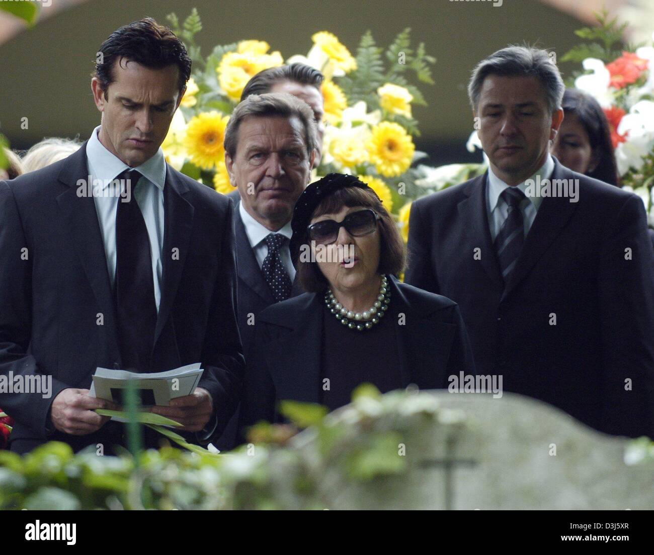 (Dpa) - (L-R) attore britannico Rupert Everett, il cancelliere tedesco Gerhard Schroeder, vedova giugno Newton e il sindaco di Berlino Klaus Wowereit cantare davanti al recinto del tardo star fotografo Helmut Newton al Staedtische Friedhof III (città cimitero III) di Berlino, Germania, il 2 giugno 2004. Newton, che era nato a Berlino, morì il 23 gennaio 2004 all'età di 83 anni in un incidente di macchina in Foto Stock