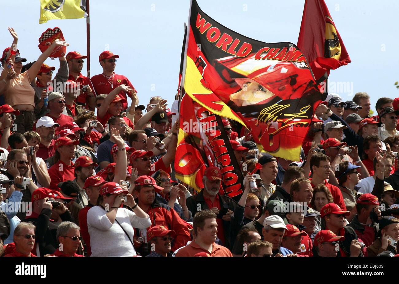 (Dpa) - Formula One fans allegria durante il driver" sfilano davanti al Gran Premio Europeo al Nuerburgring race track in Germania, 30 maggio 2004. Foto Stock