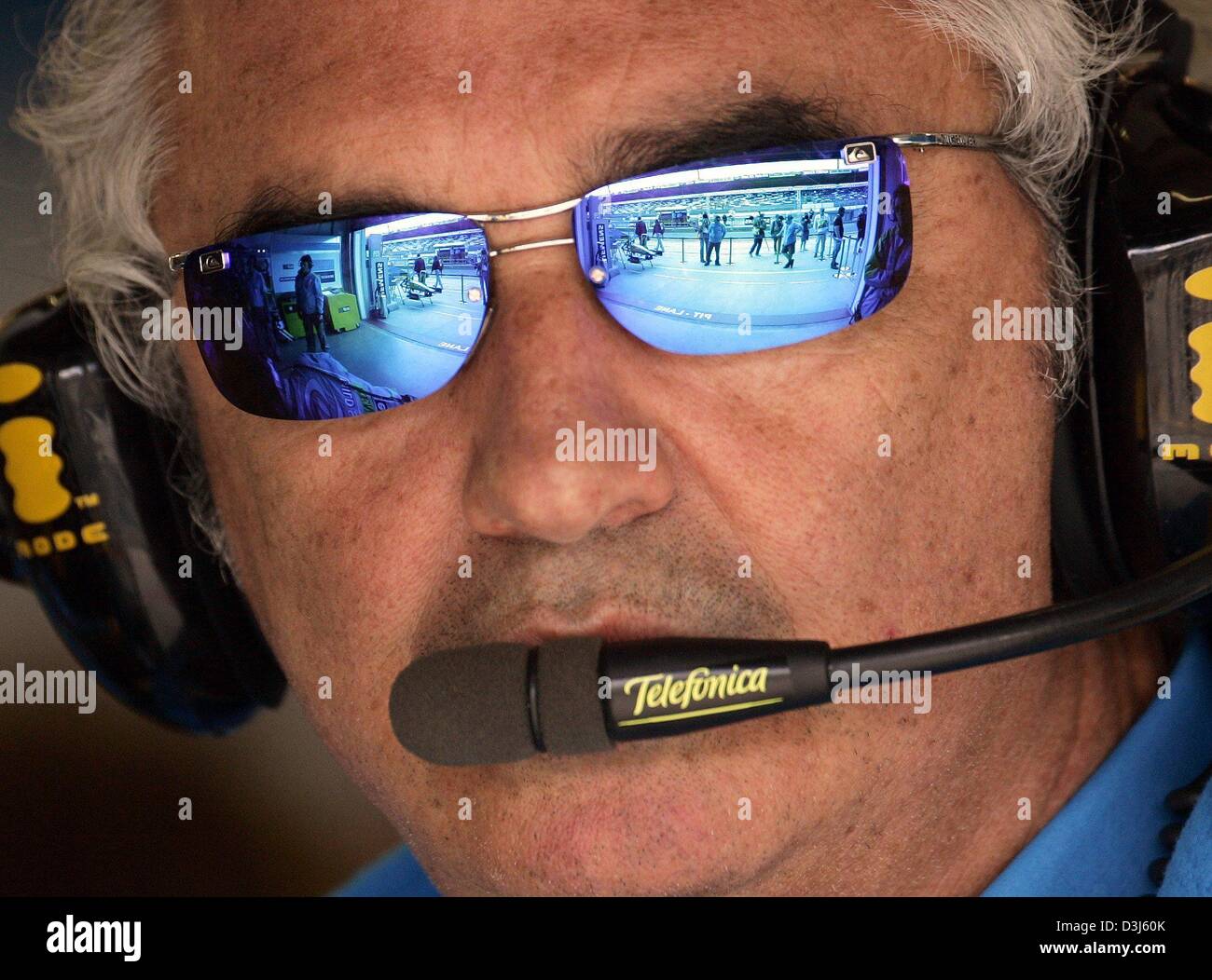 Dpa) - Renault team leader Flavio Briatore indossa un paio di occhiali da  sole con mirroring e un set di cuffie al Nuerburgring race track in  Germania, 28 maggio 2004. Il Grand