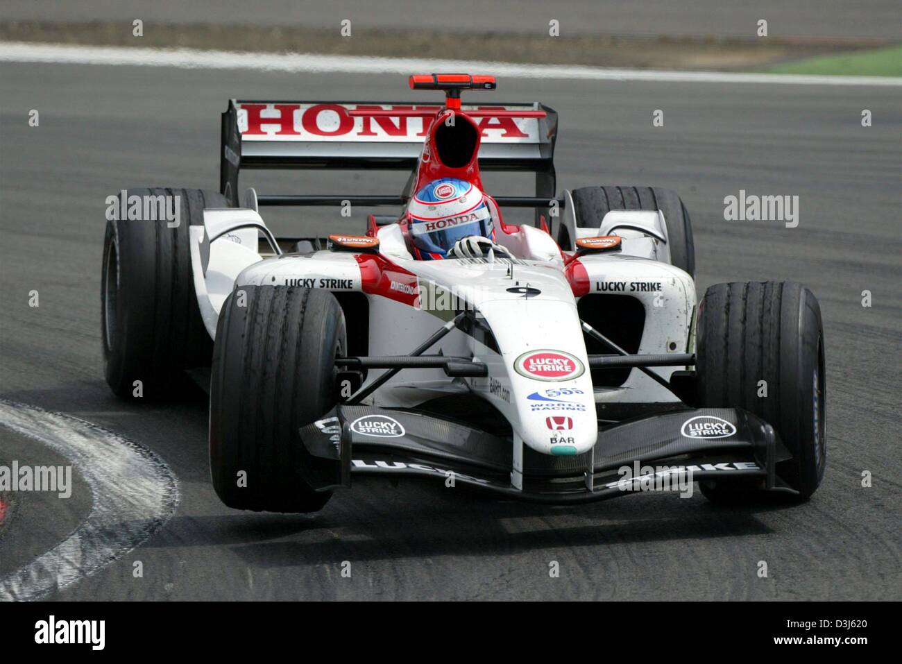 (Dpa) - British Formula 1 driver Jenson Button (team BAR-Honda) aziona attraverso una curva durante il Gran Premio Europeo al Nuerburgring in Germania, 30 maggio 2004. Foto Stock