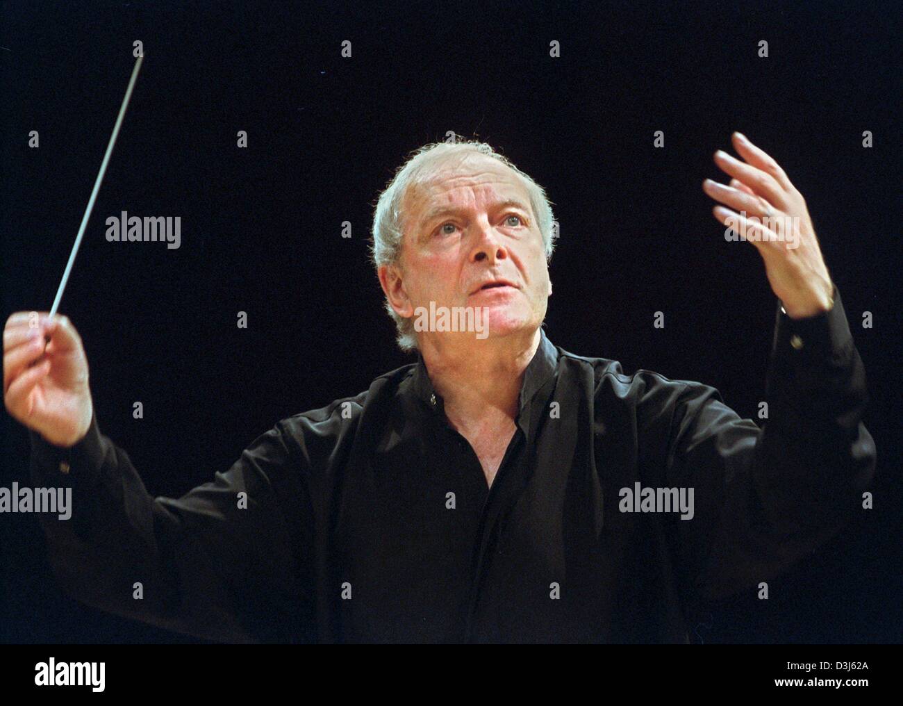 (Dpa) - direttore britannico Christopher Hogwood raffigurato nella Colonia, Germania, il 14 maggio 2004. Hogwood è anche il fondatore e direttore della Accademia di Musica Antica nonché autore di diversi libri di musicologia. Foto Stock