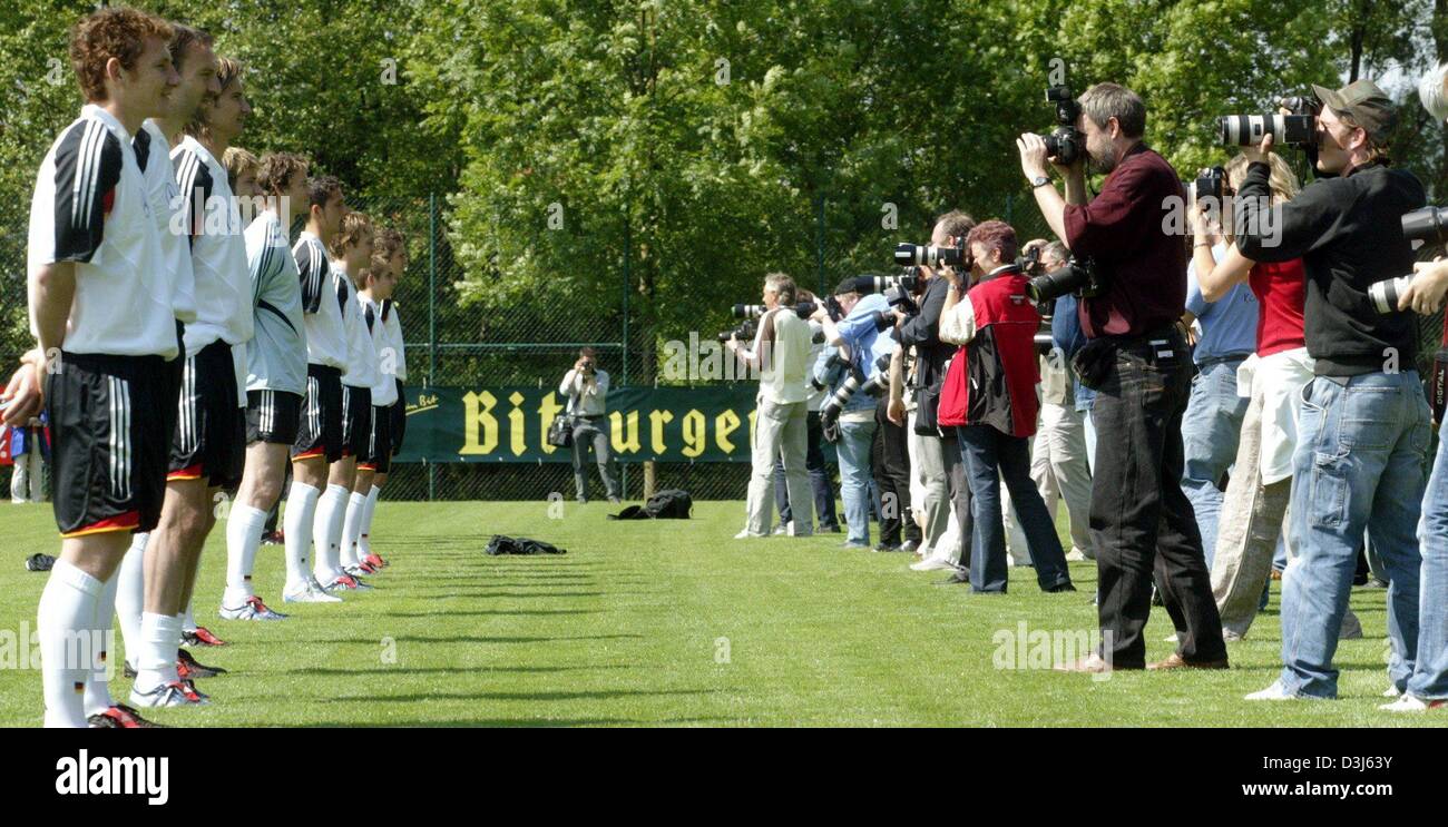 (Dpa) - I giocatori della nazionale tedesca di calcio (L) sostare davanti a un gruppo di fotografi durante l opportunità di una foto in Winden, Germania, 28 maggio 2004, il team tedesco ha preparato per il Campionato Europeo 2004 in Portogallo. Foto Stock