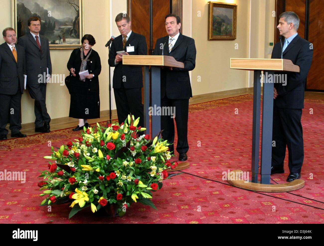 (Dpa) - Il cancelliere tedesco Gerhard Schroeder (L) e il nuovo Primo Ministro polacco Marek Belka (R) dare una conferenza stampa congiunta a seguito della loro prima riunione a Varsavia, Polonia, 26 maggio 2004. I leader si sono concentrati principalmente sulla giugno E.U. vertice di Bruxelles dove il completamento del blocco che la futura costituzione avrà inizio l'agenda. Foto Stock