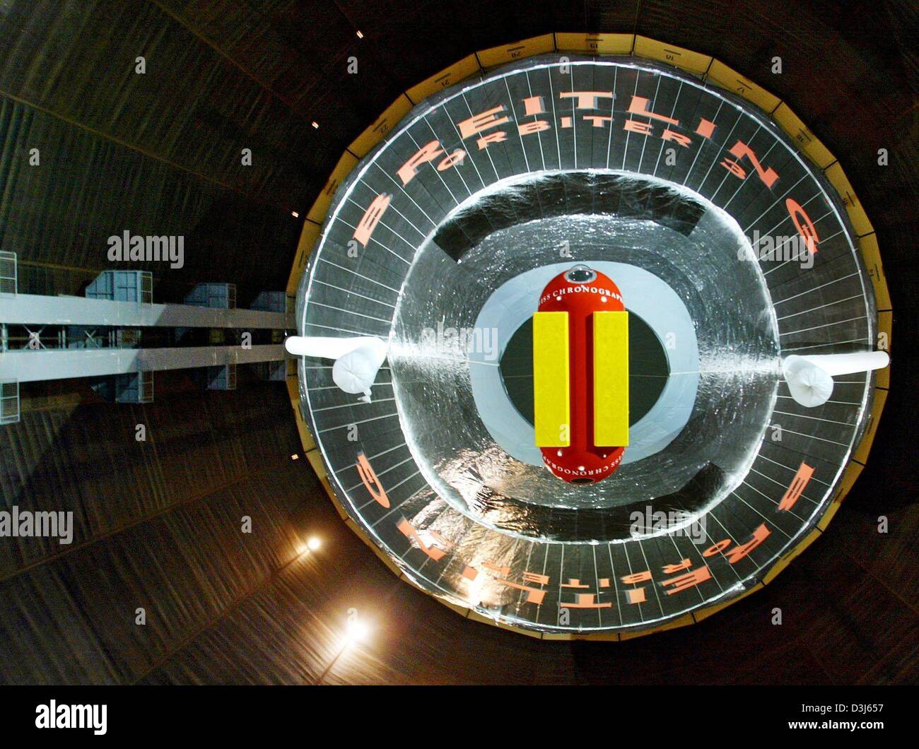 (Dpa) - Un worm'occhio del 55 metro di altezza e 32 metri largo Breitling Orbiter 3 palloncino, in cui balloonists Bertrand Piccard e Brian Jones prima circumnavigare il globo, è visto all'interno del gasometro di Oberhausen, Germania, giovedì 13 maggio 2004. L' completamente esplosi in mongolfiera con una replica del cestello passeggero saranno esposti durante la mostra "Vento Foto Stock