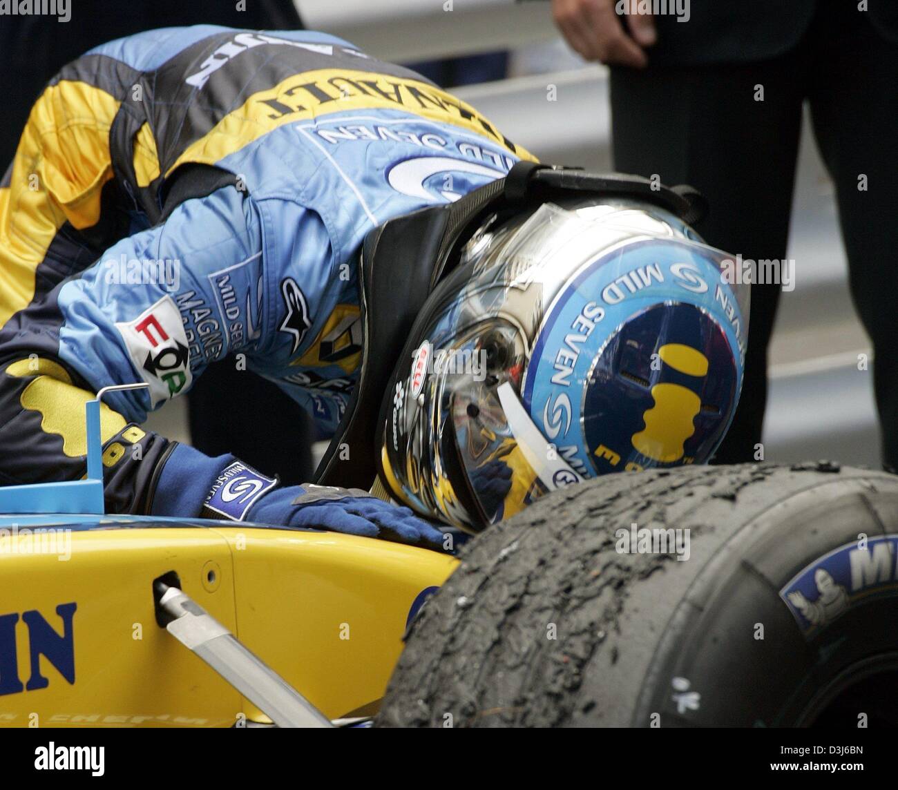 (Dpa) - Italiano pilota di formula uno Jarno Trulli di baci Renault formula one racing car dopo aver vinto il Gran Premio di Formula 1 di Monaco del 23 maggio 2004. Trulli, che partito dalla pole-position ha celebrato la prima vittoria della sua carriera. Foto Stock