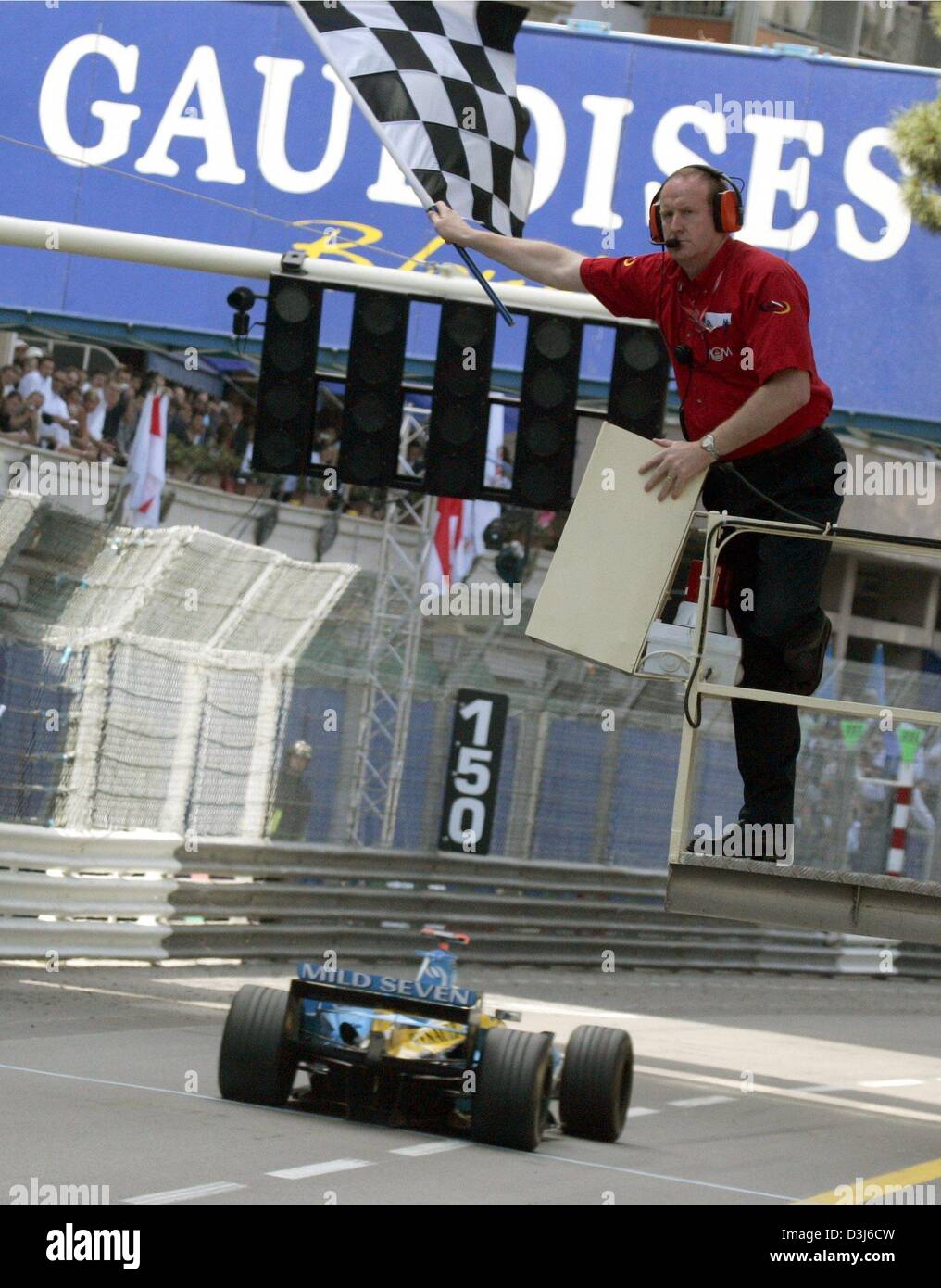 (Dpa) - Italiano pilota di formula uno Jarno Trulli (R) velocità con la sua Renault formula one racing car attraverso la linea di finitura durante il Grand Prix di Formula 1 di Monaco, 23 maggio 2004. Trulli ha vinto il Grand Prix di Monaco e celebrato la prima vittoria della sua carriera. Foto Stock
