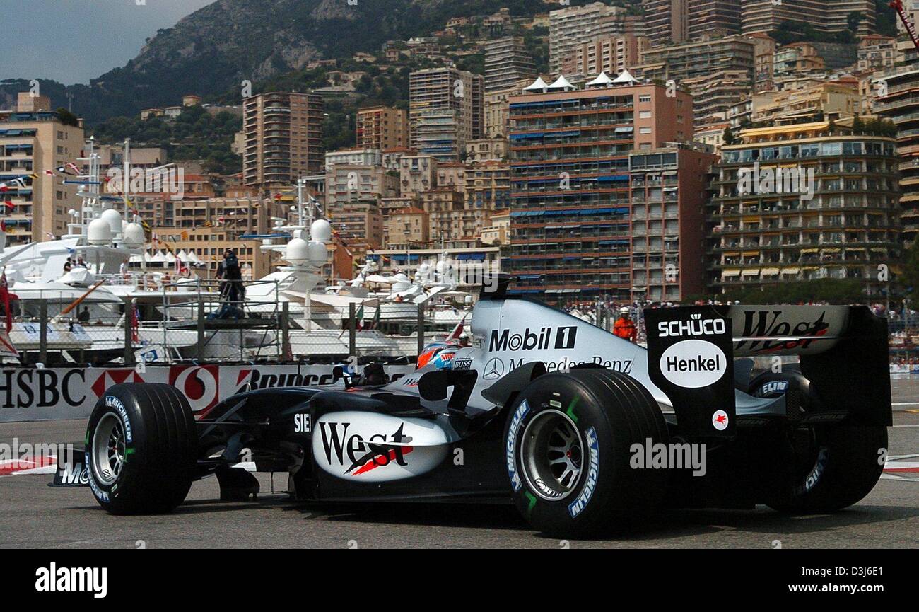 (Dpa) - Finlandese pilota di Formula Uno Kimi Raeikkoenen di McLaren-Mercedes manzi la sua vettura da corsa lungo la città cours durante il corso di formazione per il Grand Prix di Formula 1 di Monaco, 20 maggio 2004. Foto Stock
