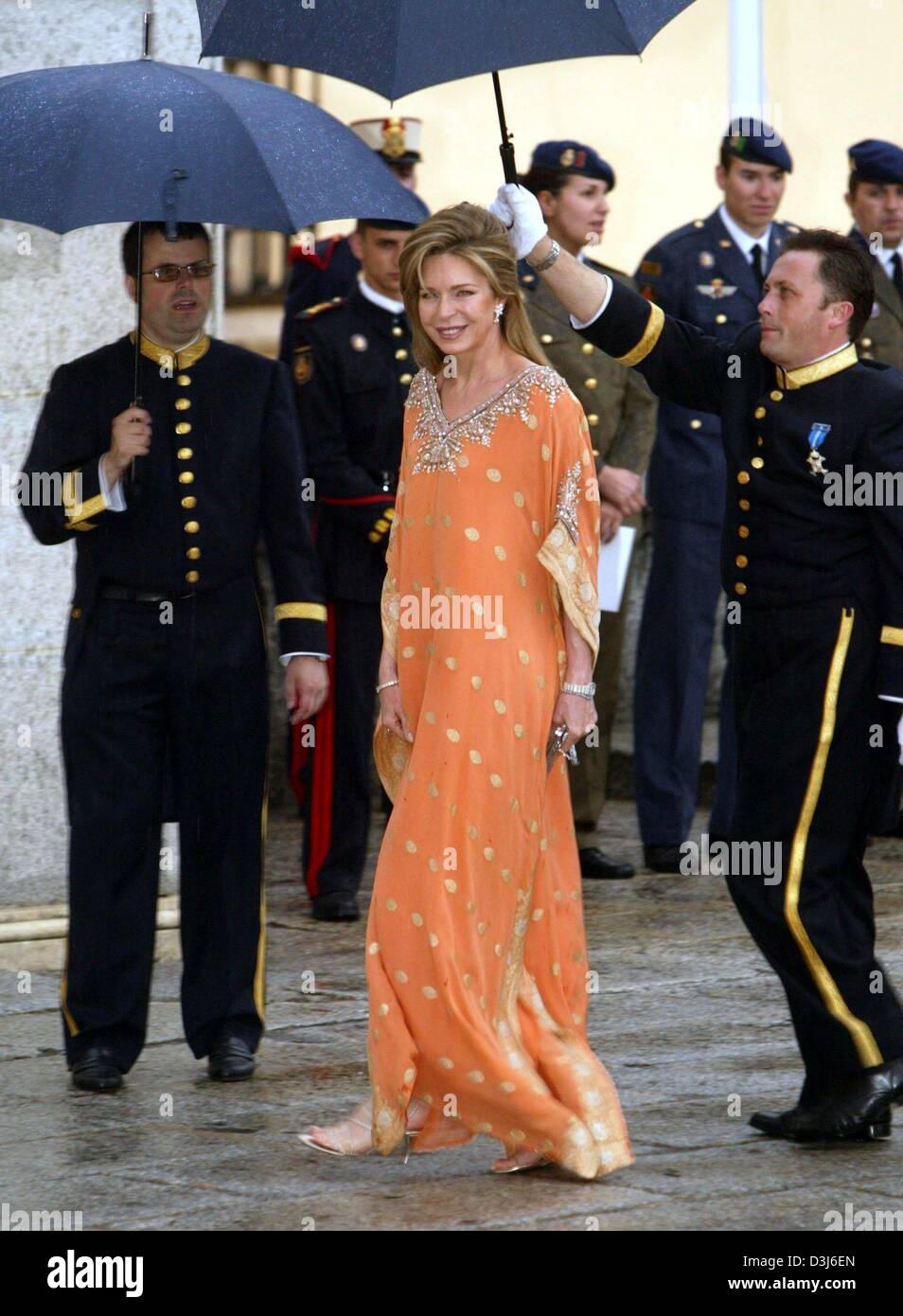 (Dpa) - Nur Regina di Giordania sorrisi come lei arriva alla cena di gala alla vigilia delle nozze della corona spagnola il Principe Felipe e Letizia Ortiz presso il Pardo Palace a Madrid, Spagna, 21 maggio 2004. Foto Stock