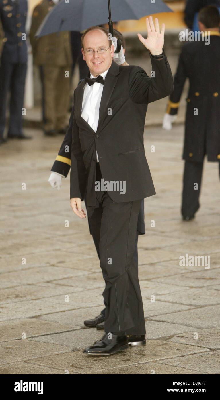 (Dpa) - Il Principe Alberto di Monaco sorrisi e le onde la sua mano come egli arriva alla cena di gala alla vigilia delle nozze della corona spagnola il Principe Felipe e Letizia Ortiz presso il Pardo Palace a Madrid, Spagna, 21 maggio 2004. Foto Stock