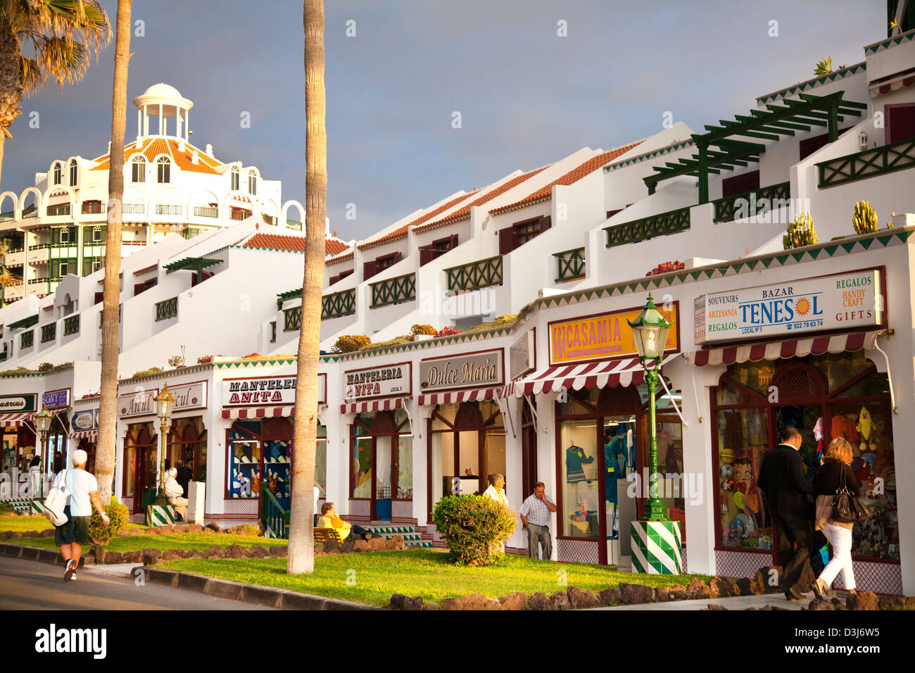 Negozi e il lungomare di Los Cristianos, Tenerife, Isole Canarie Foto Stock