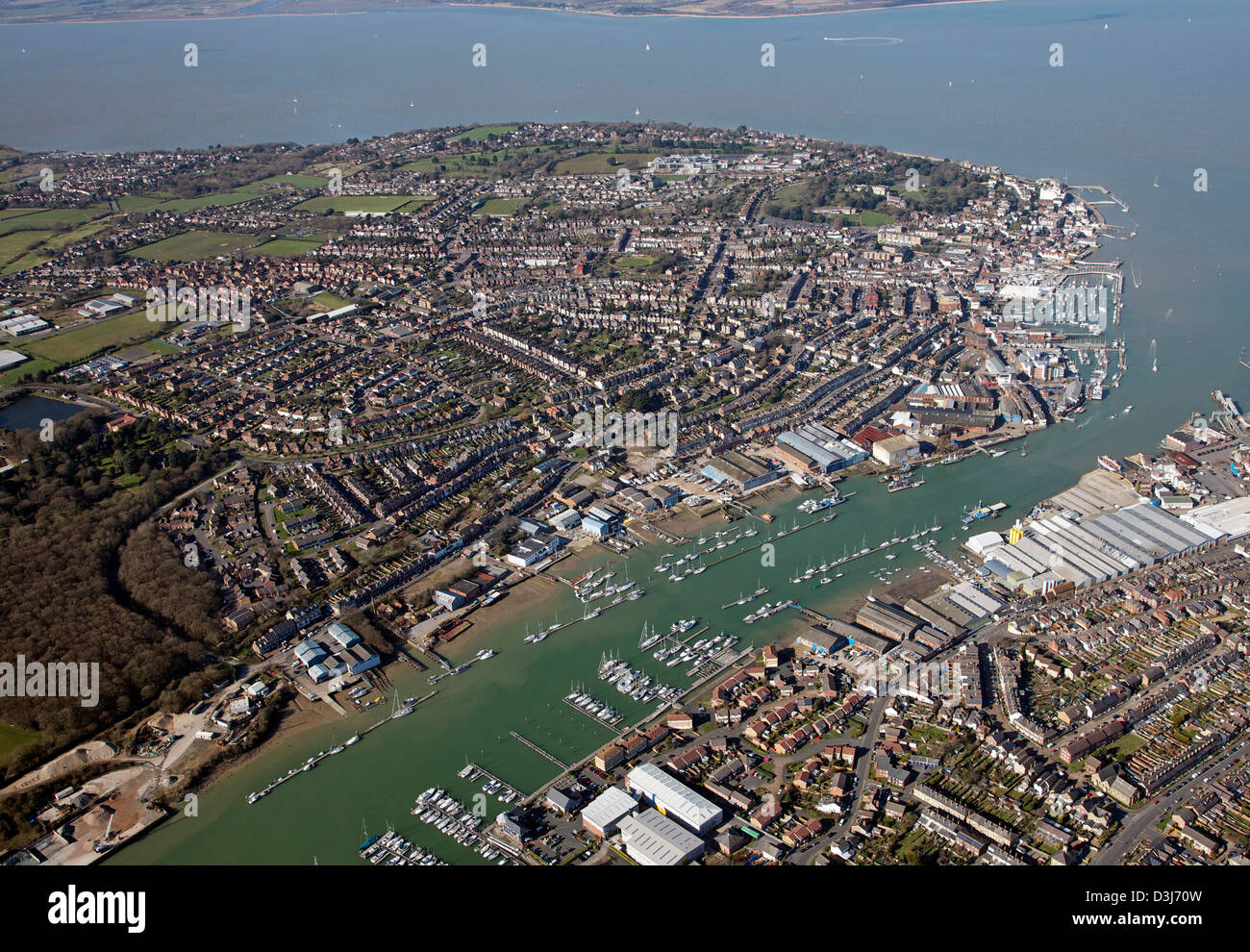 Vista aerea di Cowes sull'Isola di Wight e il fiume Medina estuario che affluisce nel Solent Foto Stock