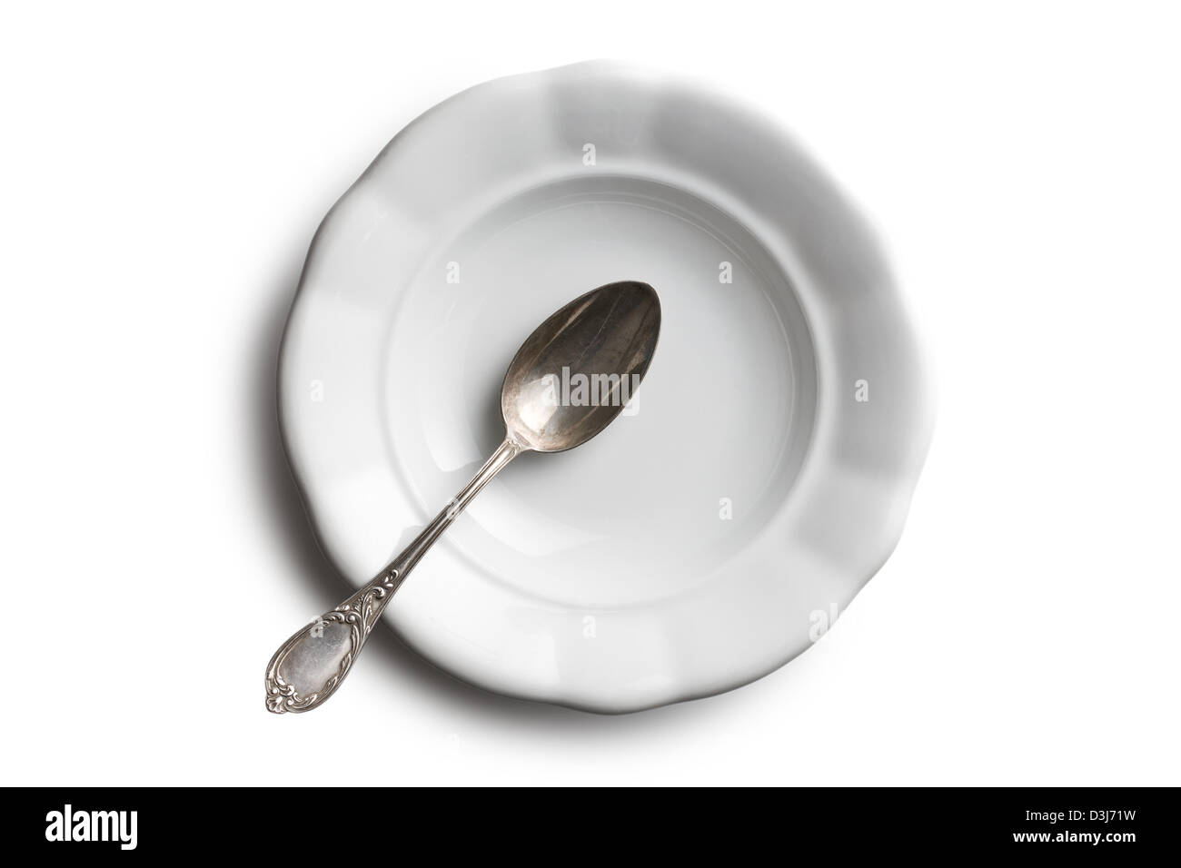 Antiquariato piastra in ceramica e cucchiaio d'argento su sfondo bianco Foto Stock