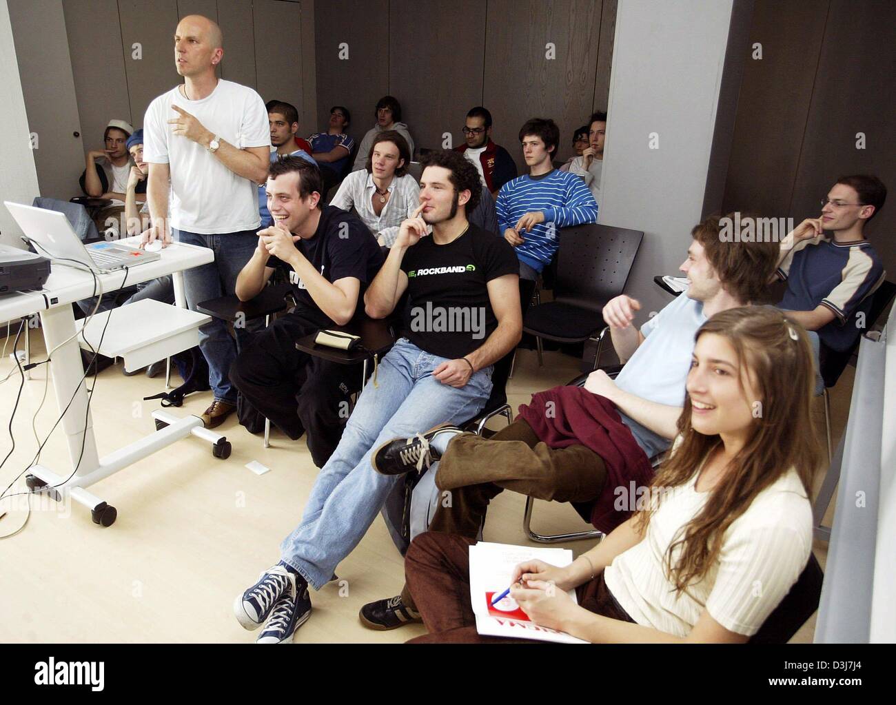 (Dpa) - gli studenti del primo anno della pop music academy ascoltare una lezione da Peter Woelpl, chitarra docente presso l'Accademia, in una camera di classe a Mannheim, Germania, 29 aprile 2004. La lezione si occupa di registrazione, produzione e disposizione. Foto Stock