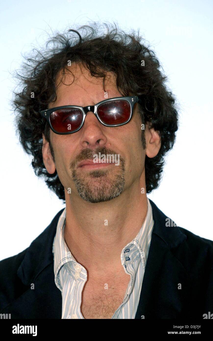 (Dpa) - US independent film del regista Joel Coen pone durante la 57a Cannes Film Festival di Cannes, Francia, 18 maggio 2004. Coen è a Cannes per presentare i nuovi fratelli Coen film 'Ladykillers' che corre in concorrenza. Foto Stock