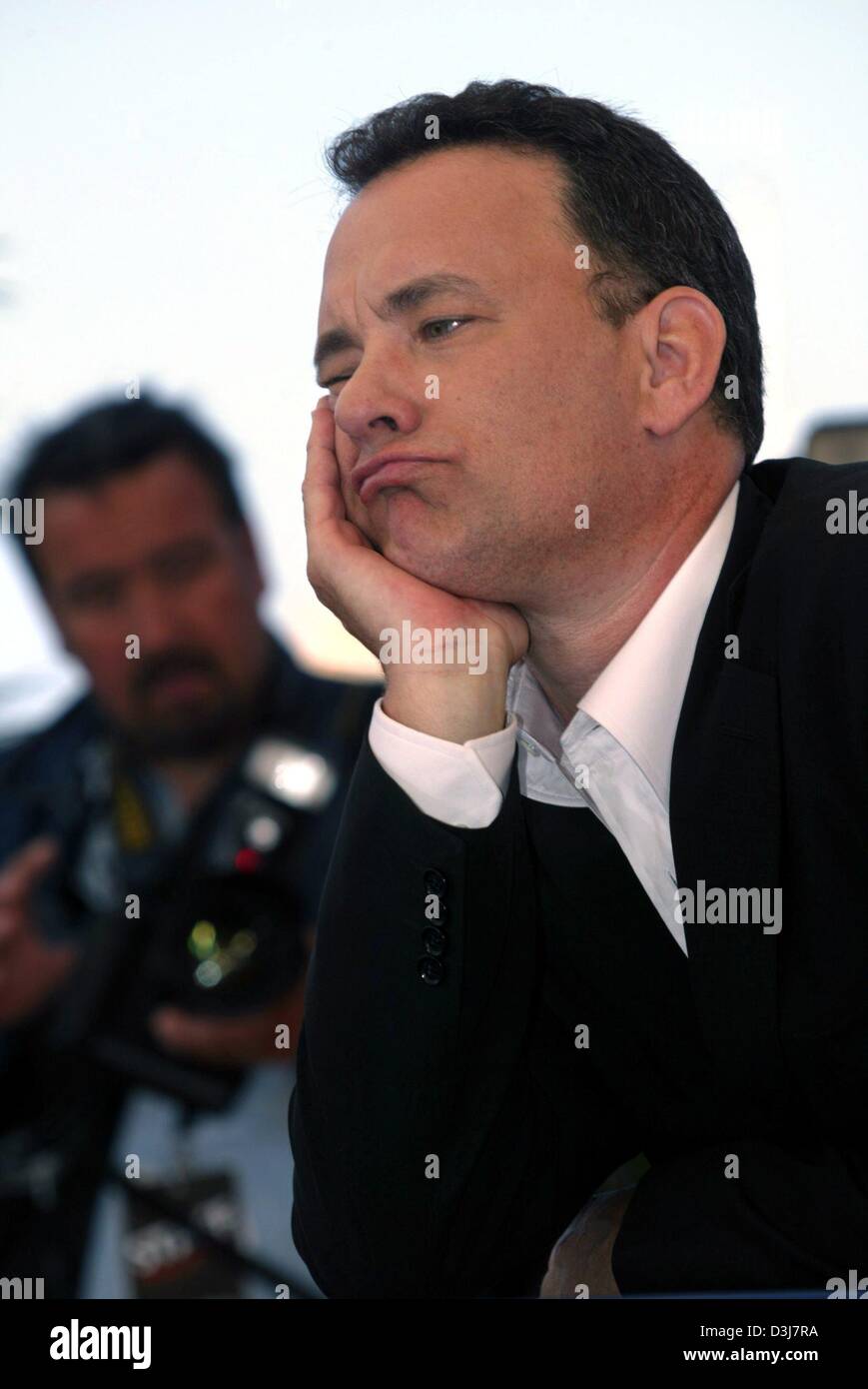 (Dpa) - US-attore Tom Hanks pone per i fotografi al 57th Cannes Film Festival di Cannes, Francia, 18 maggio 2004. Hanks è a Cannes per presentare i nuovi fratelli Coen film 'Ladykillers', in cui lui stelle e che è stato in concorso. Foto Stock