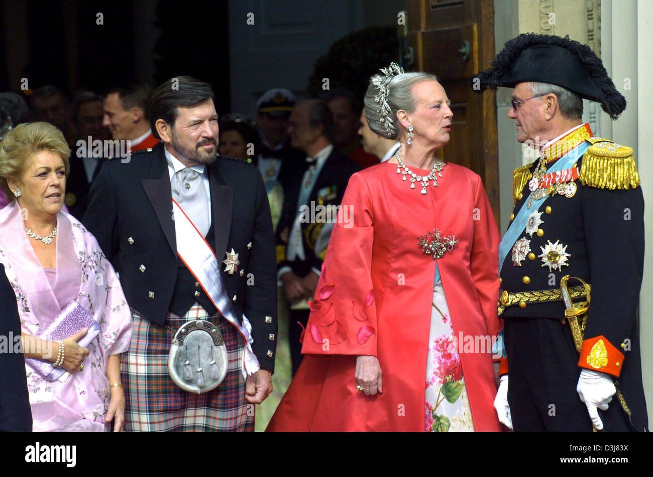 (Dpa) - (L) Susan Moody, John Donaldson, la Regina Margrethe di Danimarca e il principe Henrik stend accanto a ciascun altro e guardare la partenza di Danish Crown Prince Frederik e Mary Donaldson dopo il loro matrimonio presso la cattedrale di Copenaghen, Danimarca, Venerdì, 14 maggio 2004. I membri di tutte le comunità dinastie reali sono stati tra i 800 ha invitato gli ospiti che hanno partecipato al matrimonio. Foto Stock