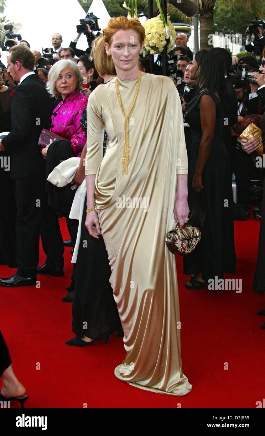 (Dpa) - blue-blooded British attrice Tilda Swinton arriva per l'apertura del 57th Film Festival presso il Palais du Festival di Cannes, Francia, 12 maggio 2004. Il Golden Palm awards sarà assegnato il 22 maggio. Foto Stock