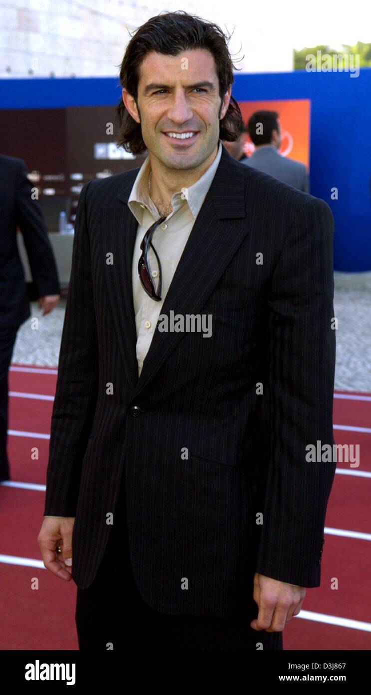 (Dpa) - Luis Figo, portoghese la star del calcio e il giocatore per il calcio spagnolo club Real Madrid, sorride al suo arrivo in Laureus World Sports Awards 2004 a Lisbona, Portogallo, 10 maggio 2004. Foto Stock