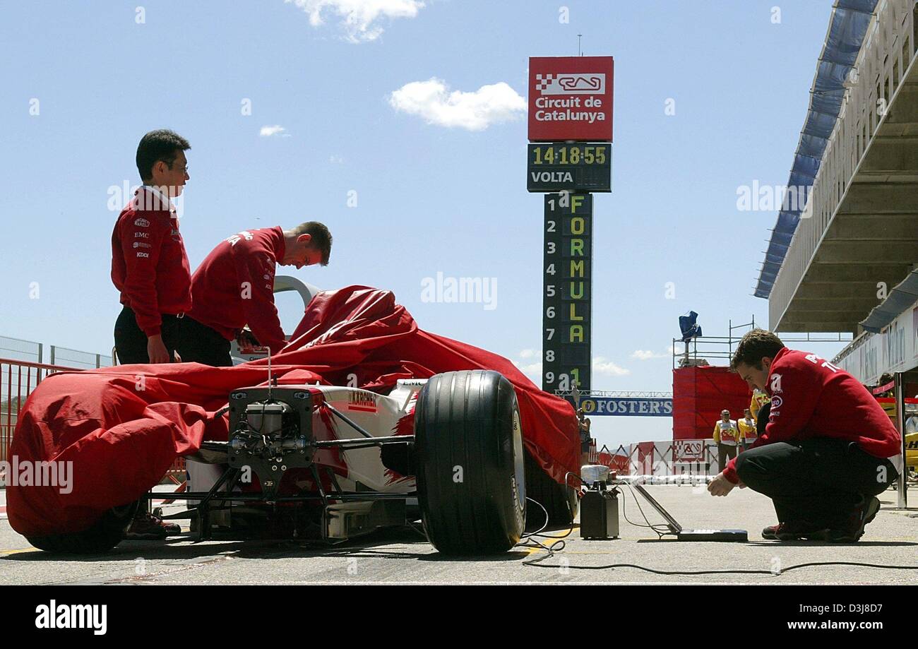 (Dpa) - i meccanici del team Toyota lavorare su una formula one racing car sul circuito di formula uno di Barcellona, in Spagna, il 6 maggio 2004. Il gran premio di Spagna si terrà questo fine settimana del 8 maggio e del 9 maggio 2004. Foto Stock