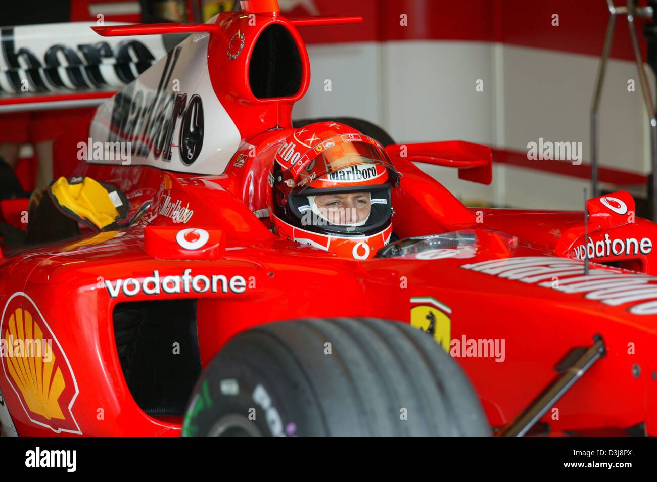 (Dpa) - Tedesco pilota di Formula Uno Michael Schumacher attende l'inizio del 2004 il Gran Premio di San Marino di Imola, Italia, 25 aprile 2004. Schumacher (Team Ferrari) sarebbe andare a vincere la gara. Foto Stock