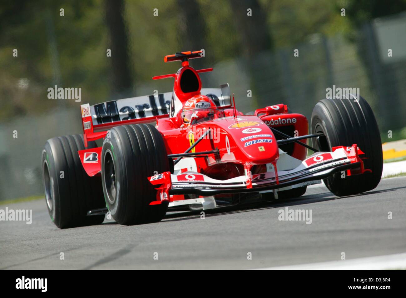 (Dpa) - Tedesco pilota di Formula Uno Michael Schumacher gare durante il 2004 il Gran Premio di San Marino di Imola, Italia, 25 aprile 2004. Schumacher (Team Ferrari) è andato a vincere la gara. Foto Stock