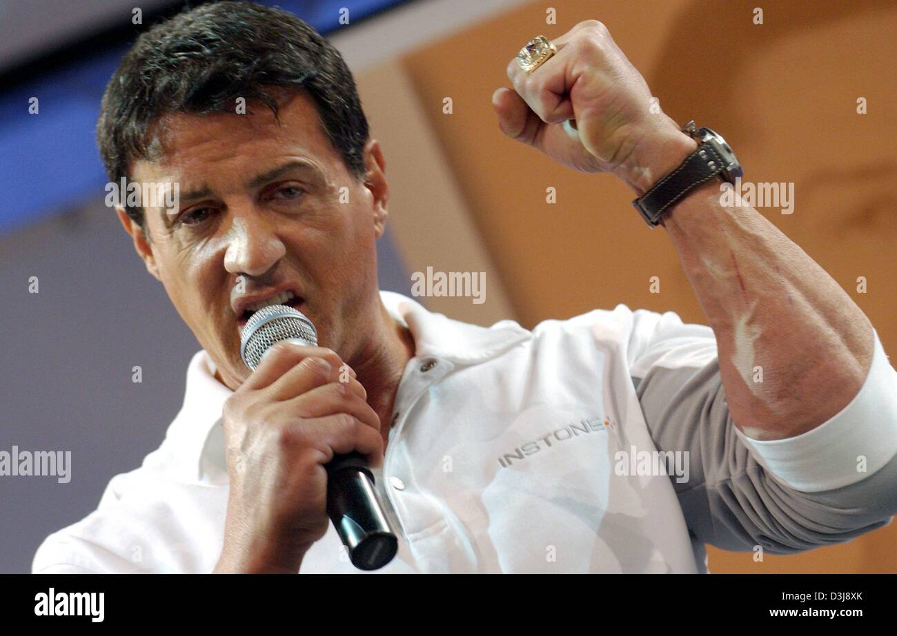 (Dpa) - attore statunitense Sylvester Stallone presenta i prodotti del suo nuovo fitness e salute società Instone al FIBO sport fiera di Essen, Germania, 24 aprile 2004. La star di Hollywood ha detto di considerare la realizzazione di una quarta "Rambo" filmato. Sylvester Stallone è stato citato come dicendo alla fiera che si sentiva un po' troppo vecchio per giocare roccioso, ma vorrebbe fare un altro film di Rambo. Il primo film di Rambo Foto Stock